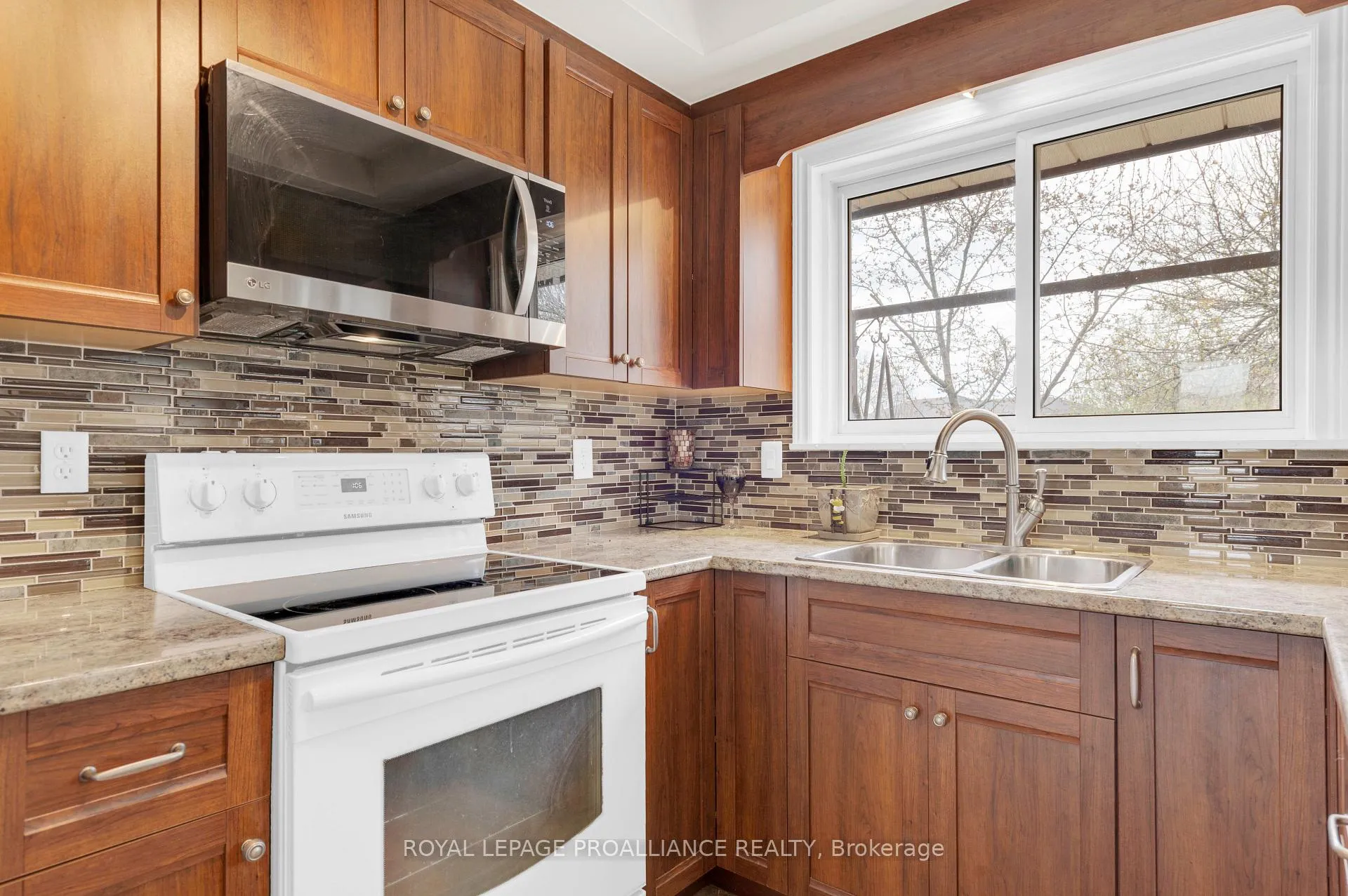 Photo 15 of 16 Thurlow Drive, Belleville, Belleville Ward — HOMEH