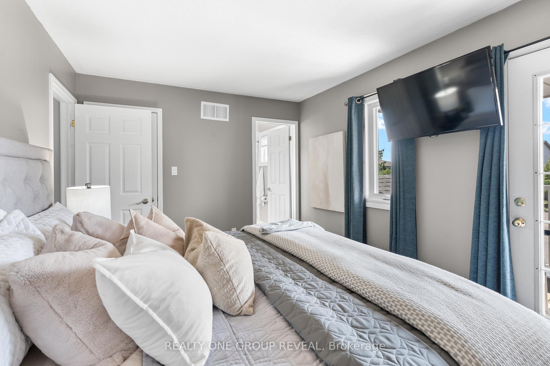 Photo 3 of 49 Hammond Street, Clarington, Bowmanville — HOMEH