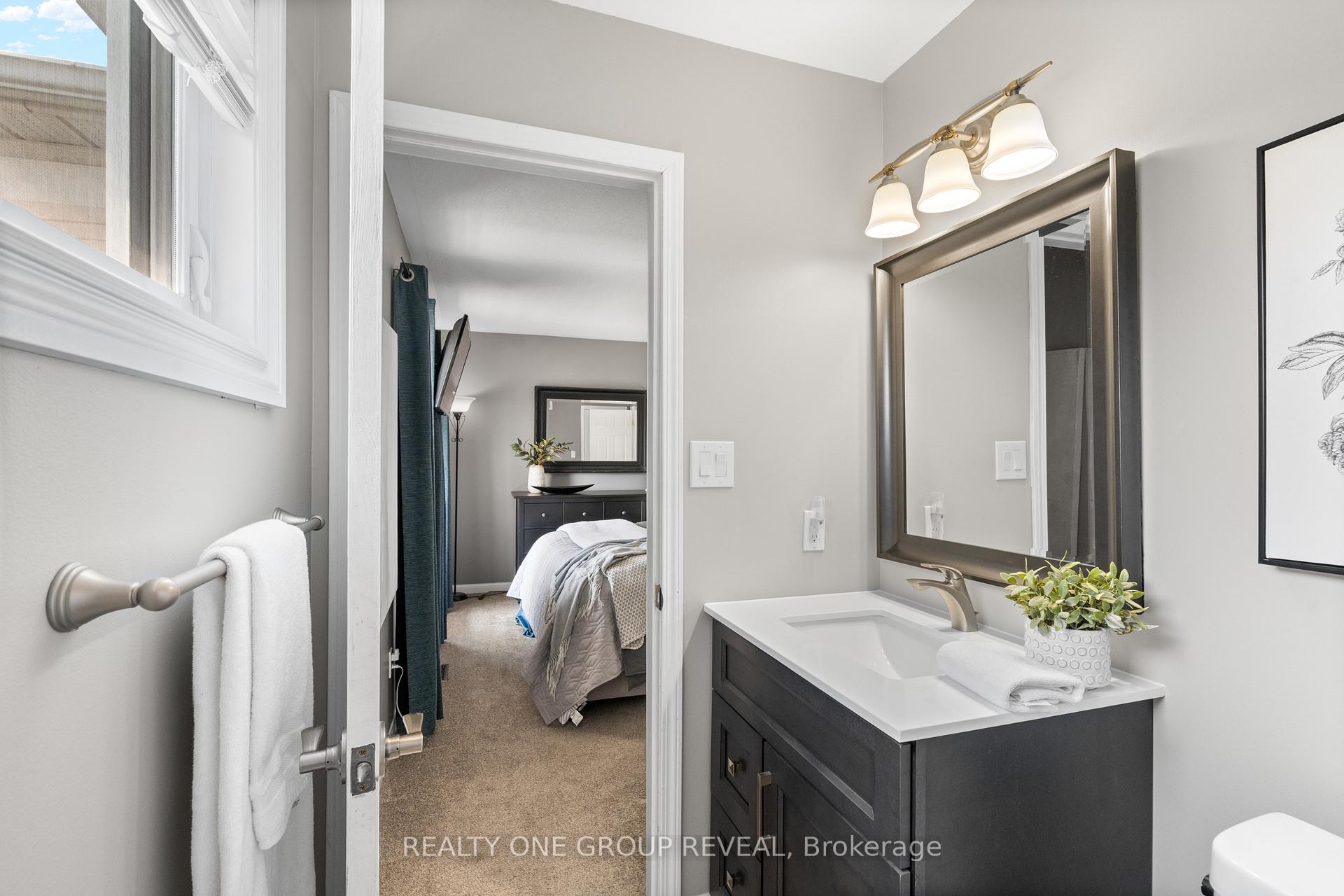 Photo 5 of 49 Hammond Street, Clarington, Bowmanville — HOMEH
