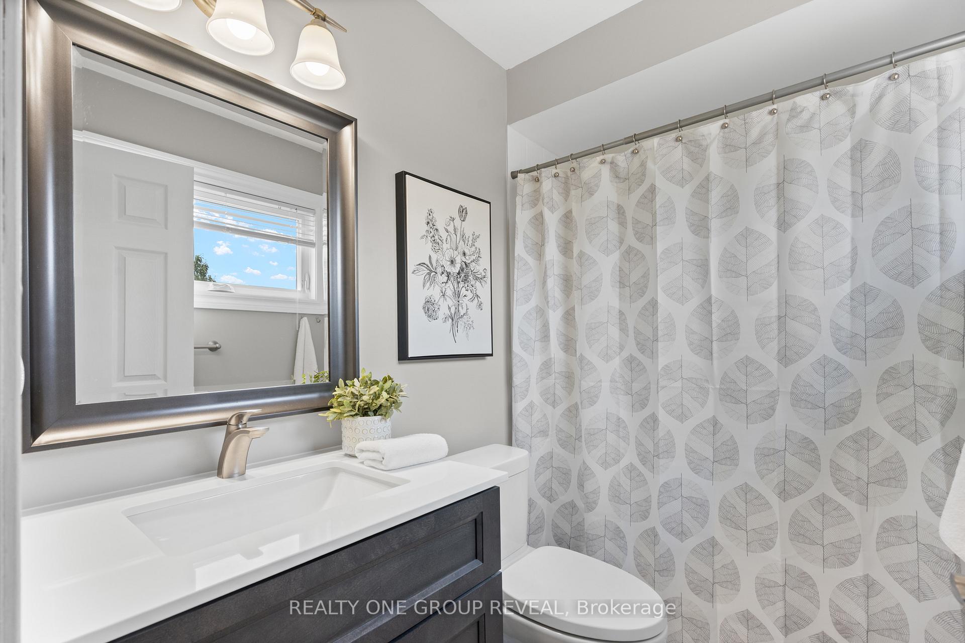 Photo 6 of 49 Hammond Street, Clarington, Bowmanville — HOMEH