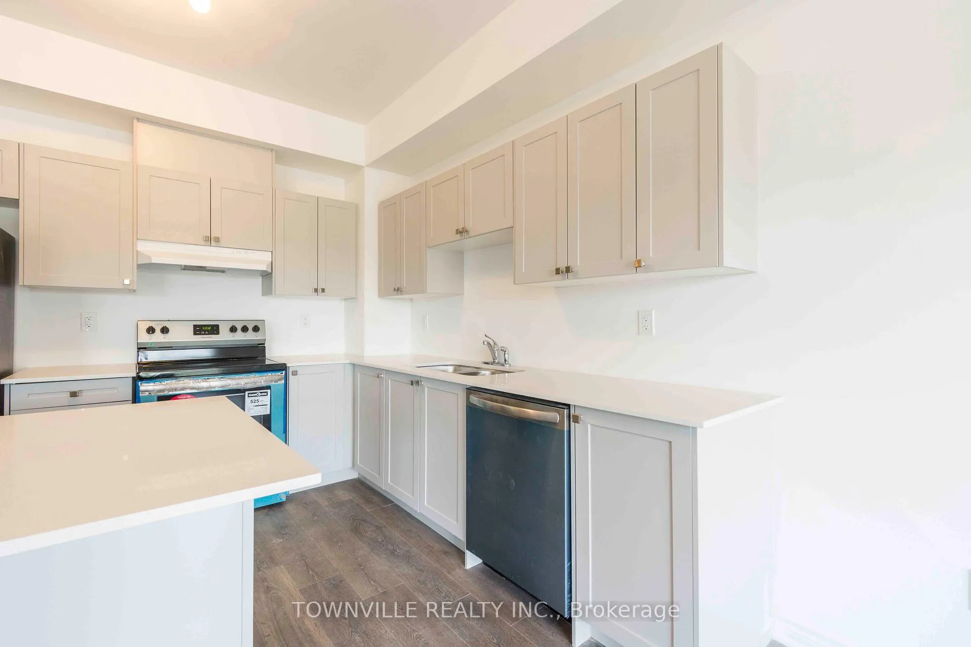 Photo 12 of 19 Glacier Crescent, Belleville, Belleville Ward — HOMEH