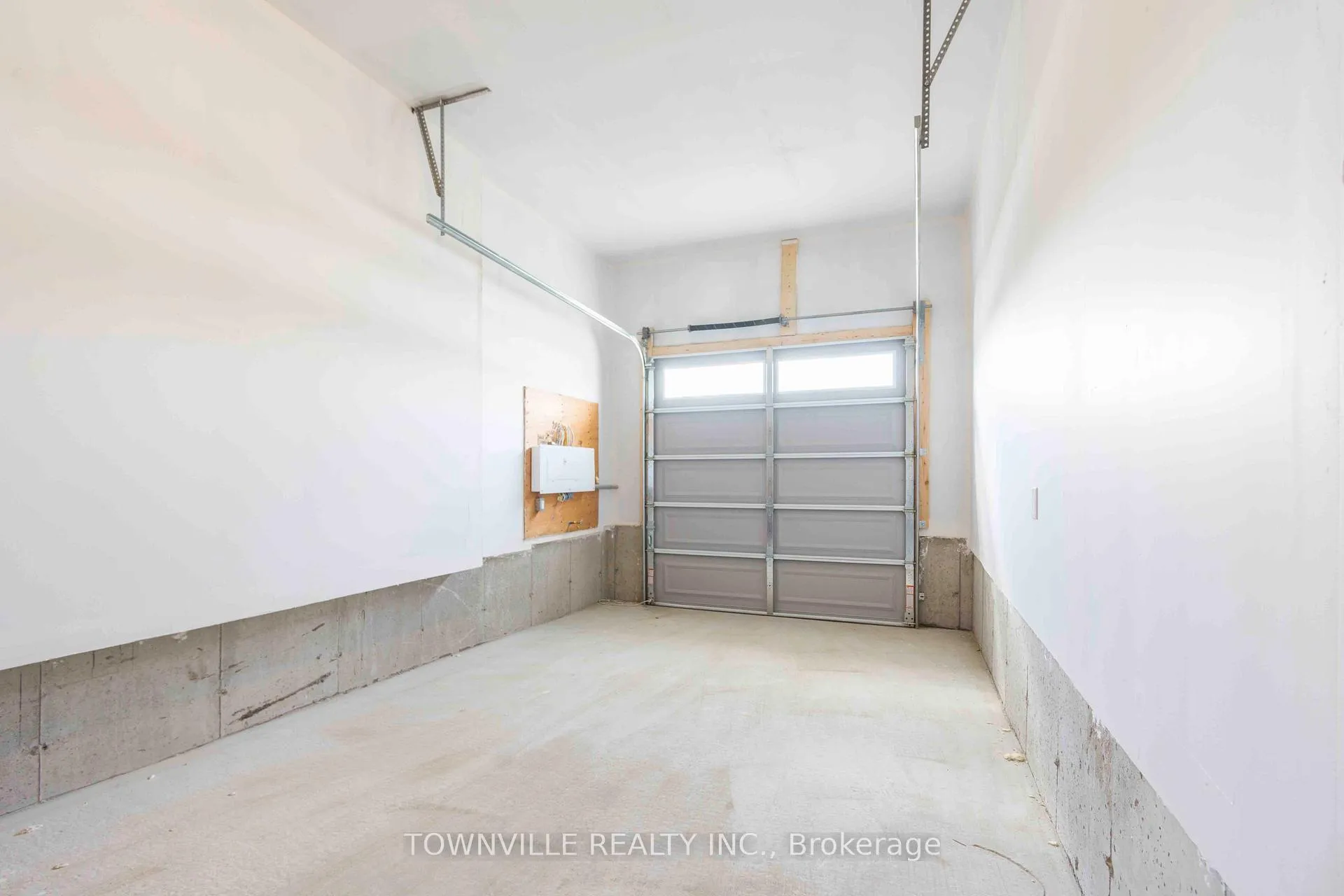 Photo 15 of 19 Glacier Crescent, Belleville, Belleville Ward — HOMEH
