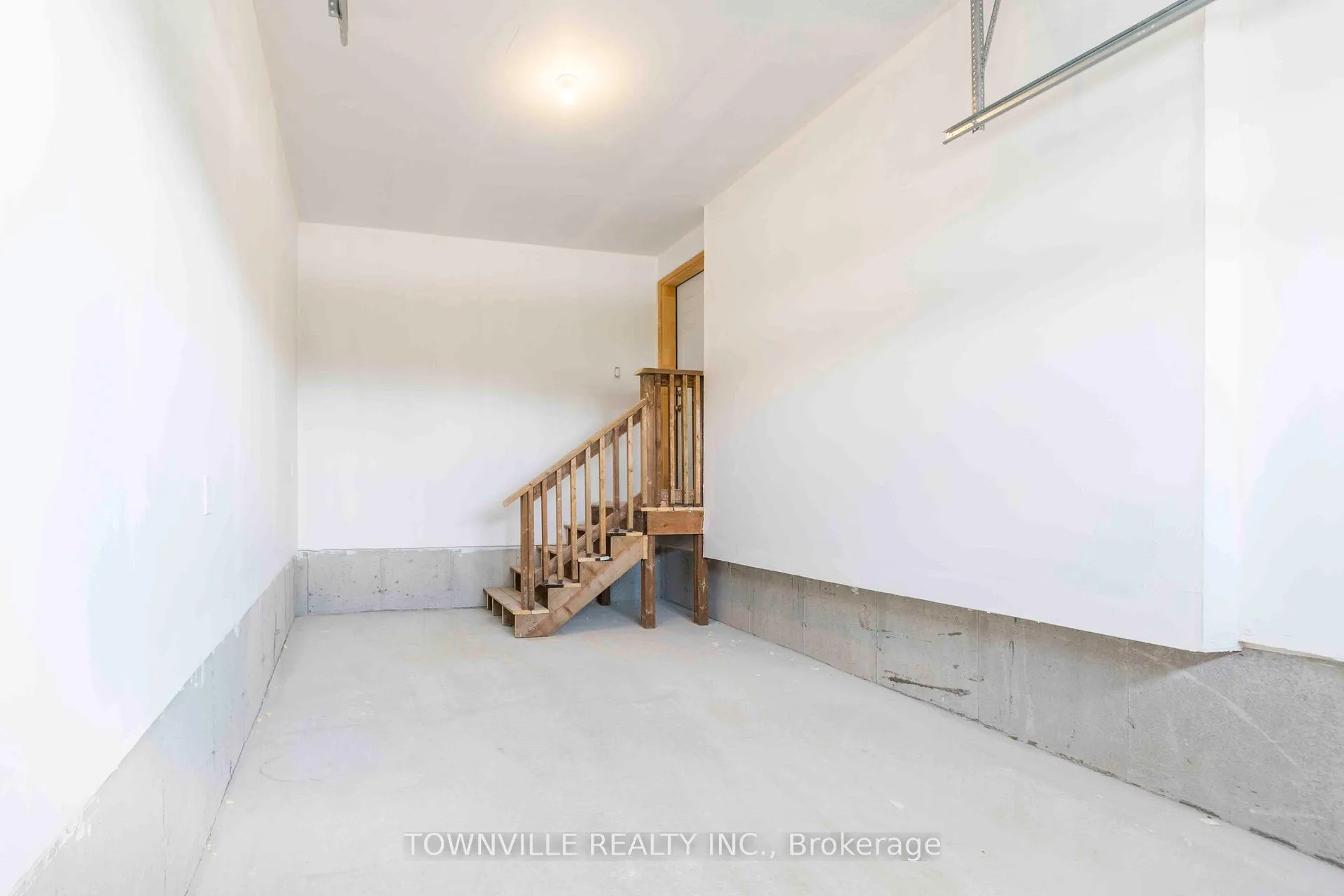 Photo 16 of 19 Glacier Crescent, Belleville, Belleville Ward — HOMEH