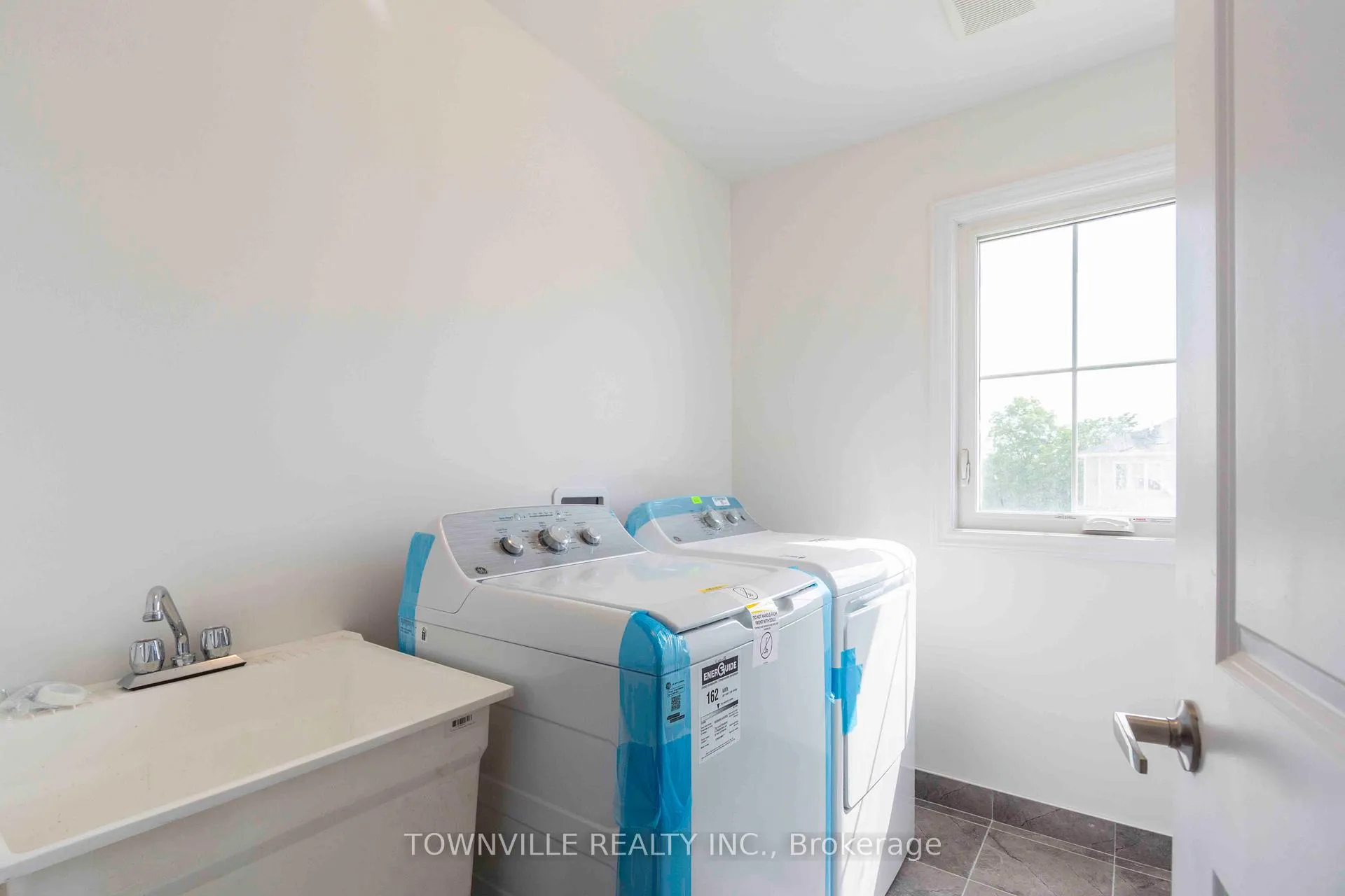 Photo 23 of 19 Glacier Crescent, Belleville, Belleville Ward — HOMEH