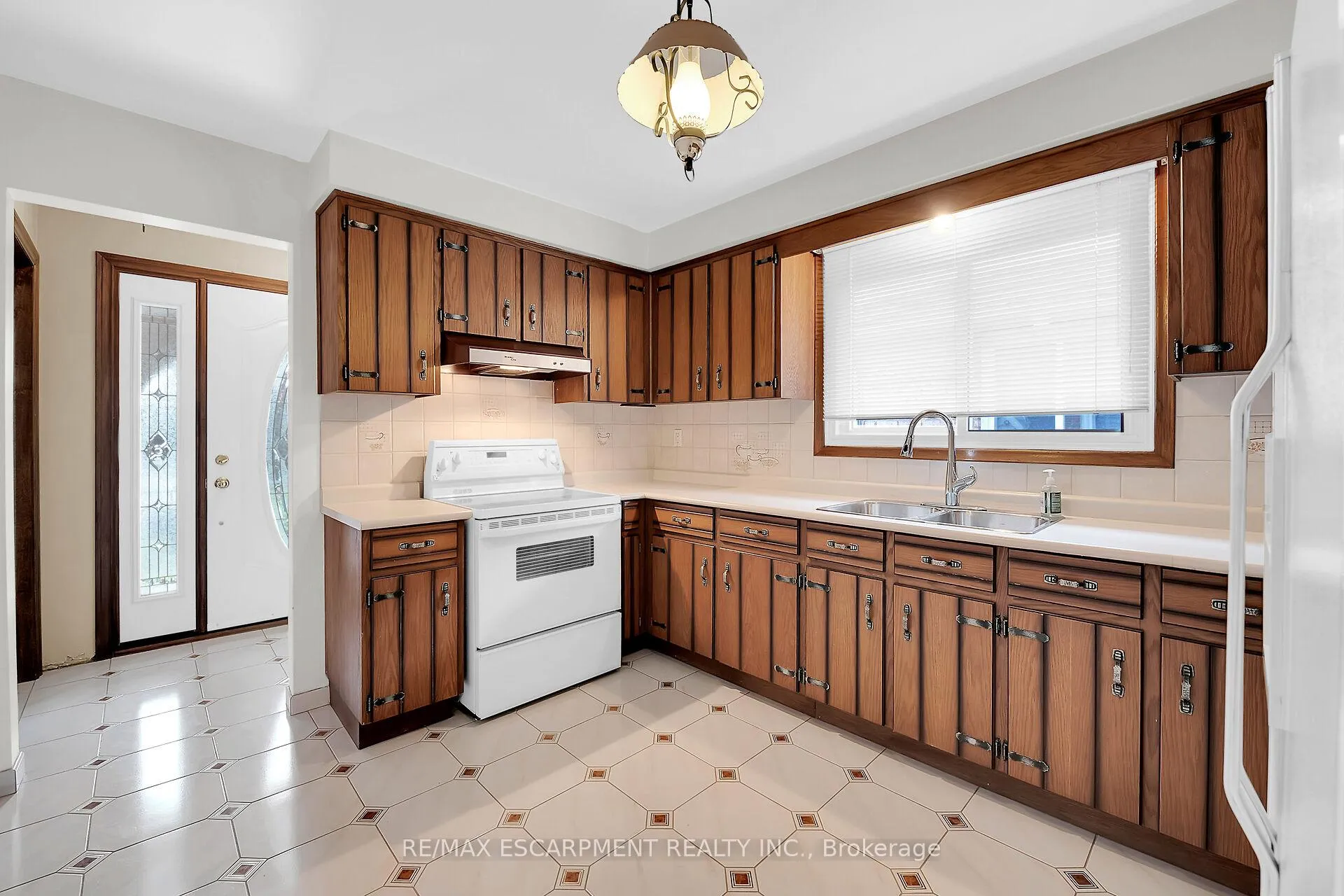 Photo 8 of 231 Green Road, Hamilton, Stoney Creek — HOMEH