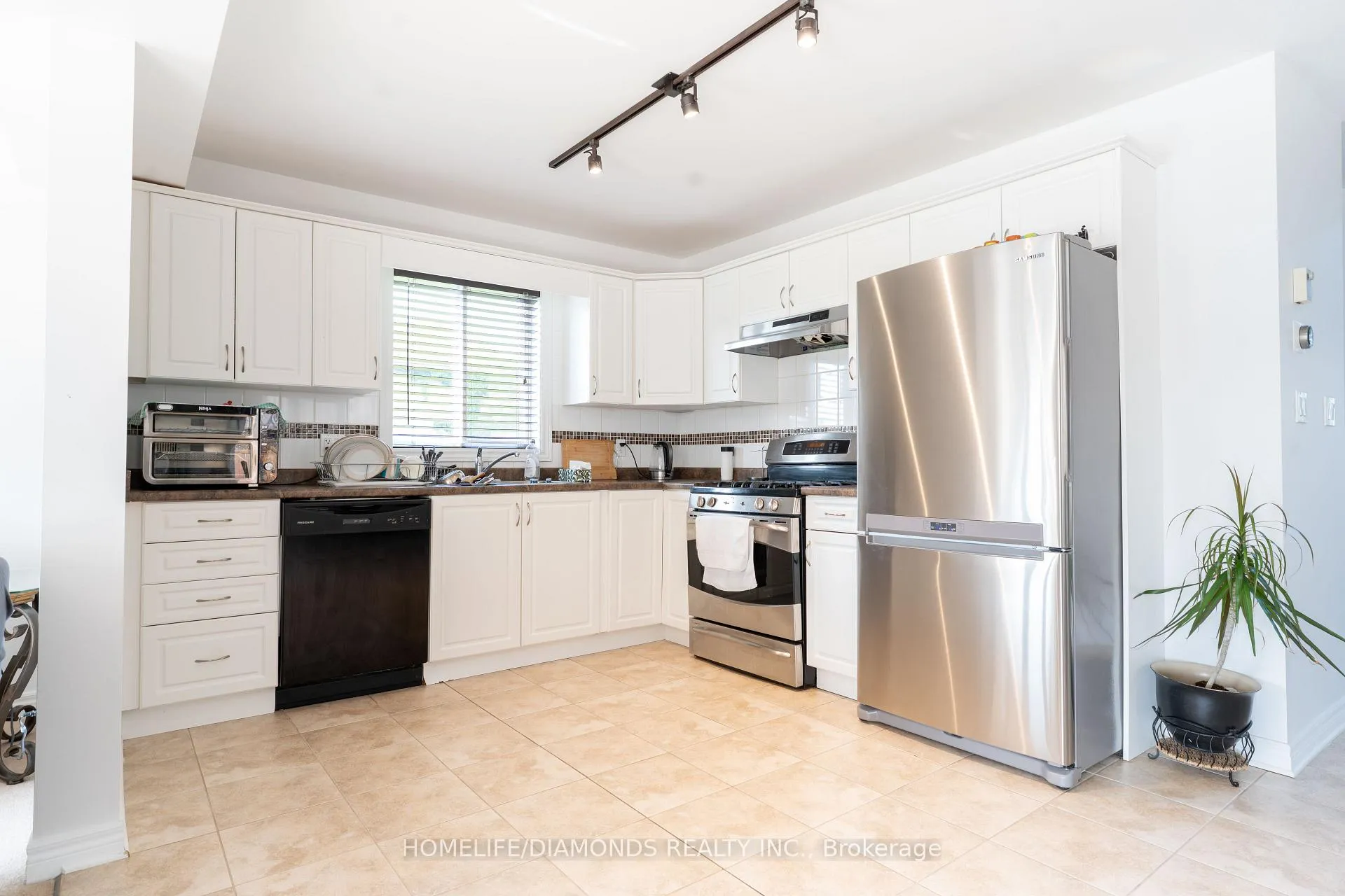 Photo 12 of 6857 Ailanthus Avenue, Niagara Falls, Arad/Fallsview — HOMEH