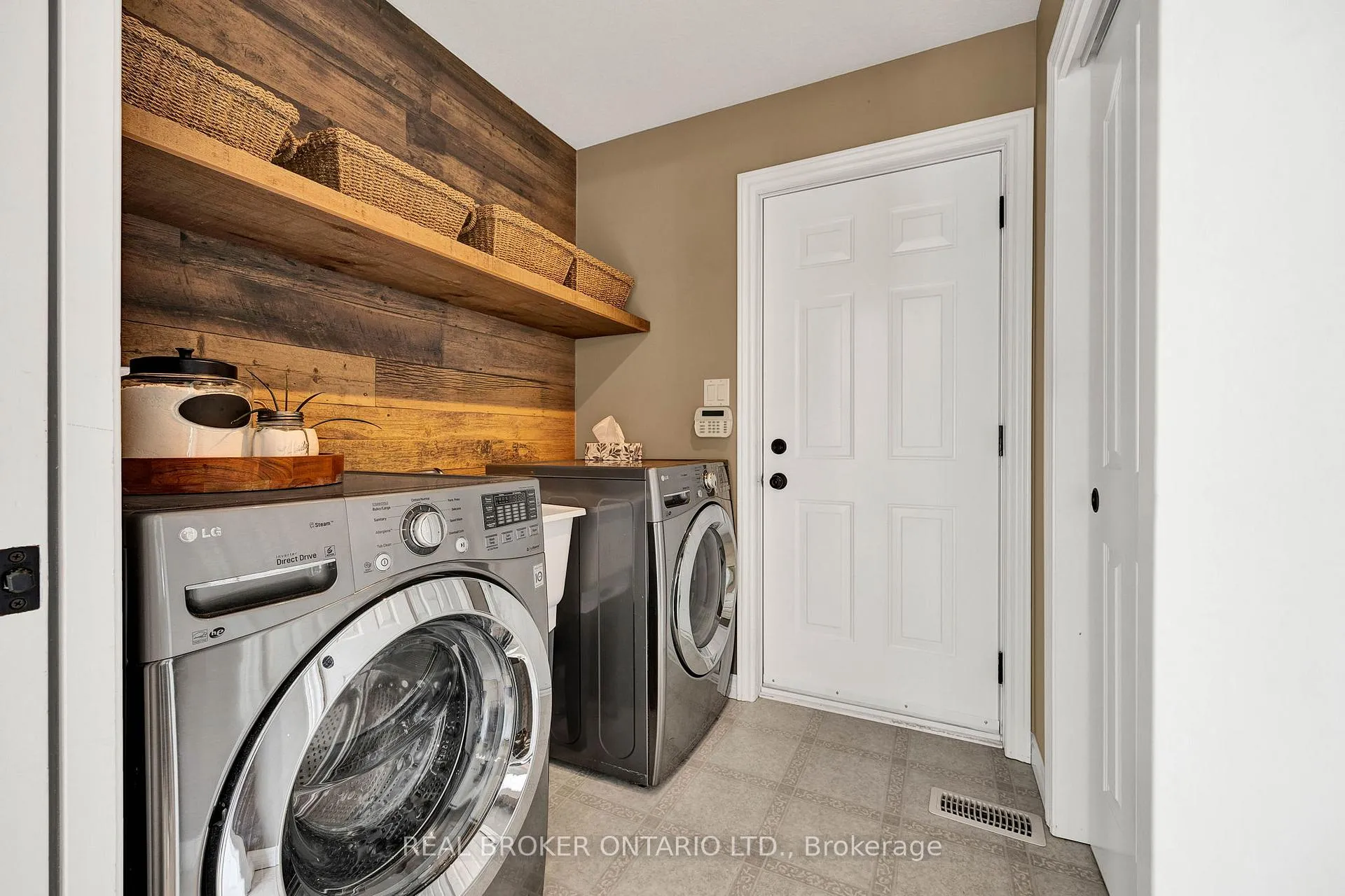 Photo 22 of 7635 Wellington Road 7, Mapleton, Rural Mapleton — HOMEH