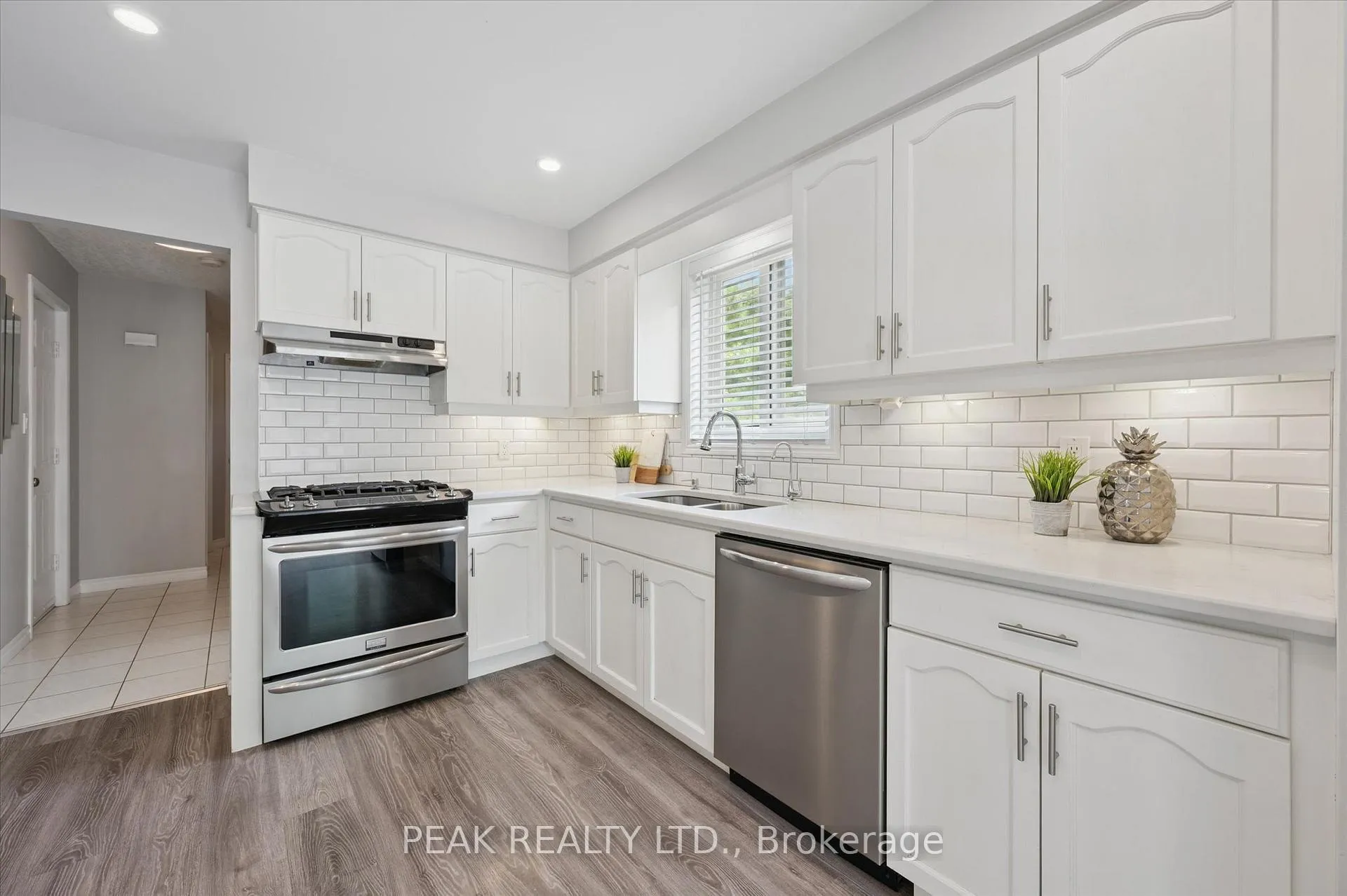 Photo 7 of 839 Fairway Crescent, Kitchener — HOMEH