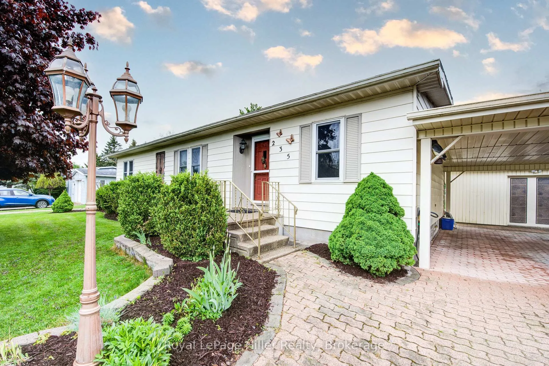 Photo 3 of 235 Hickory Lane, Perth East, Crystal Lake — HOMEH