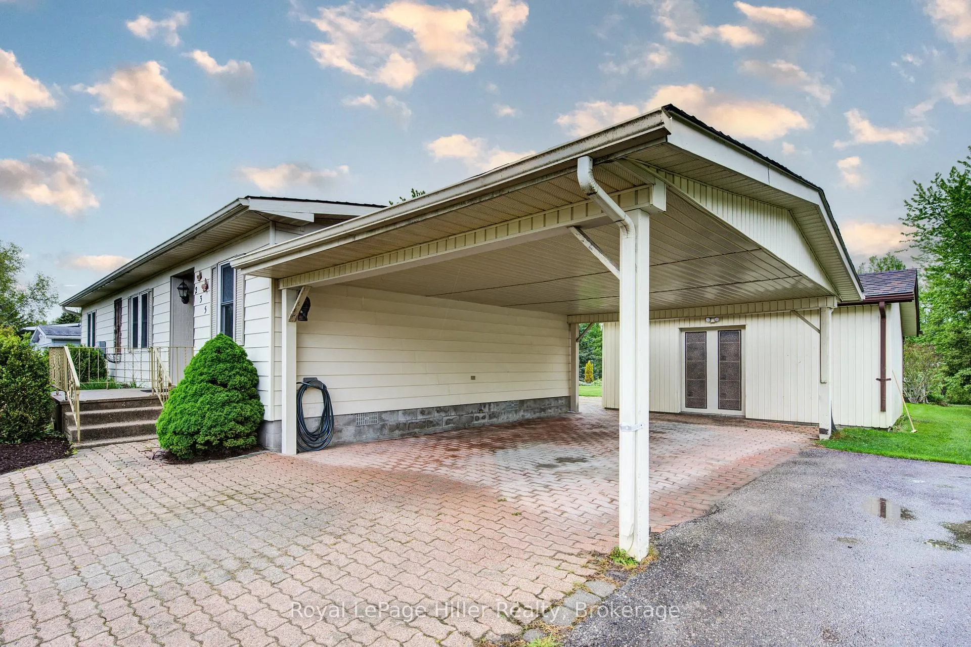 Photo 4 of 235 Hickory Lane, Perth East, Crystal Lake — HOMEH