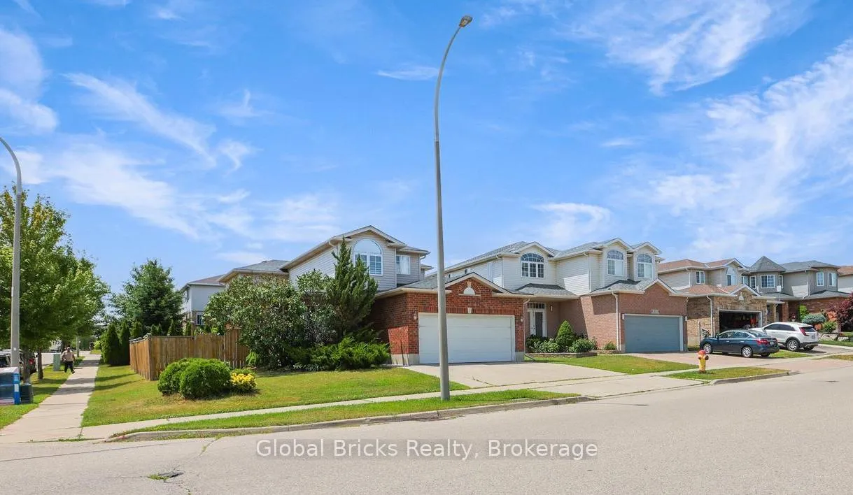 Photo 2 of 11 Pebblecreek Drive S, Kitchener — HOMEH