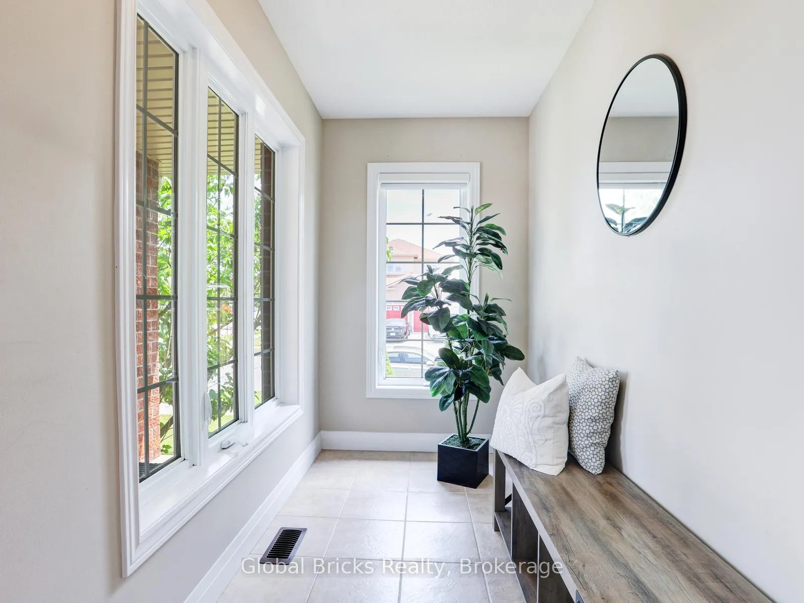 Photo 5 of 11 Pebblecreek Drive S, Kitchener — HOMEH