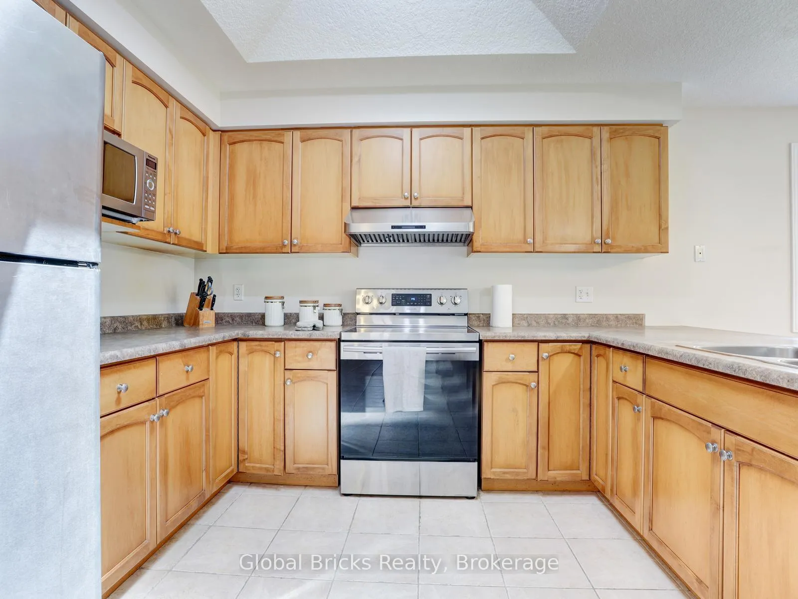 Photo 6 of 11 Pebblecreek Drive S, Kitchener — HOMEH