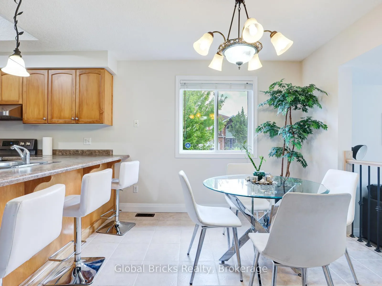 Photo 8 of 11 Pebblecreek Drive S, Kitchener — HOMEH