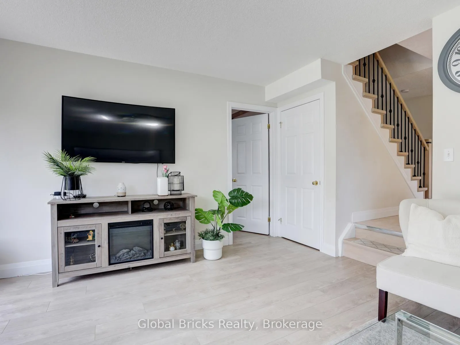 Photo 14 of 11 Pebblecreek Drive S, Kitchener — HOMEH