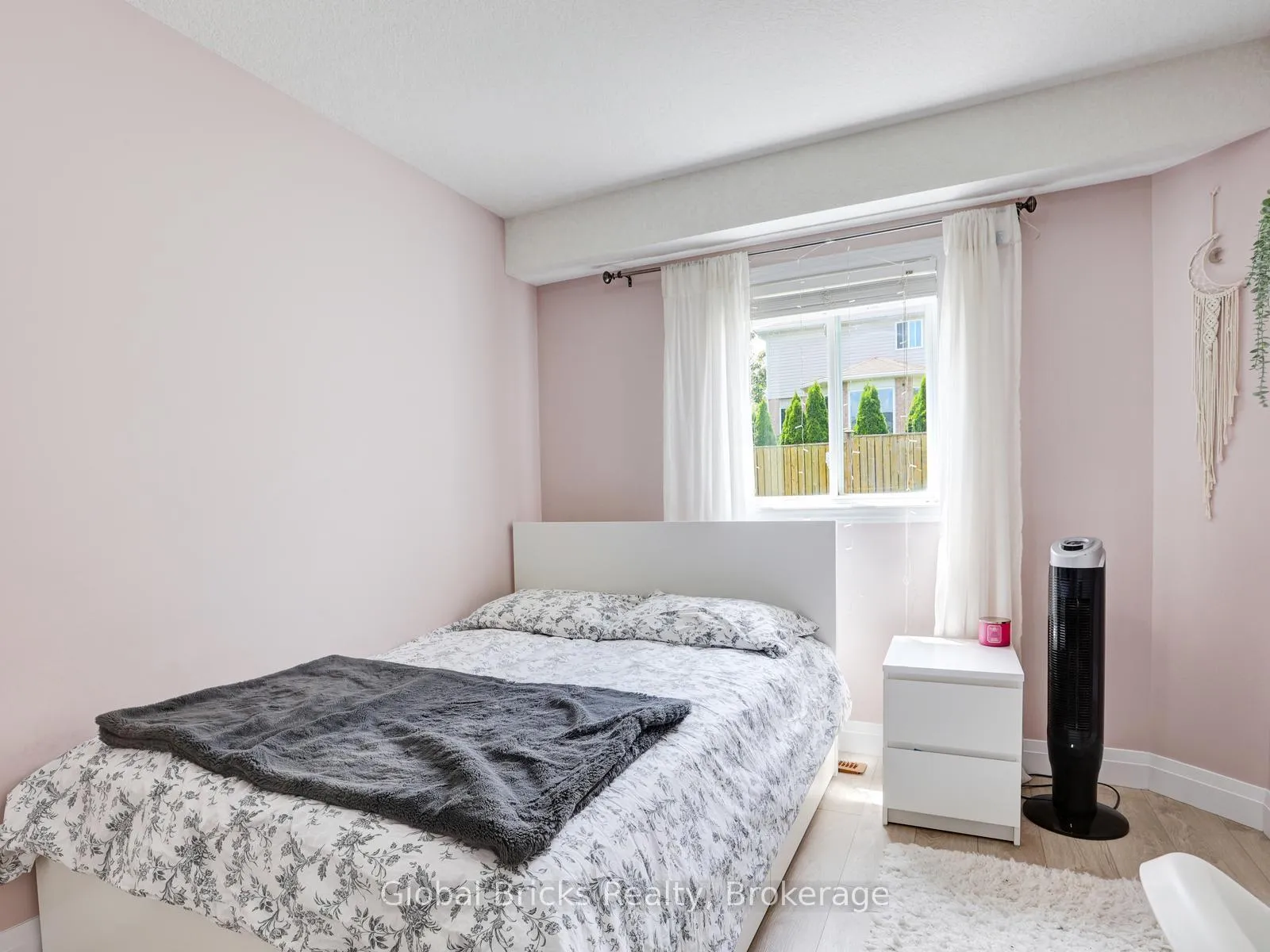 Photo 15 of 11 Pebblecreek Drive S, Kitchener — HOMEH