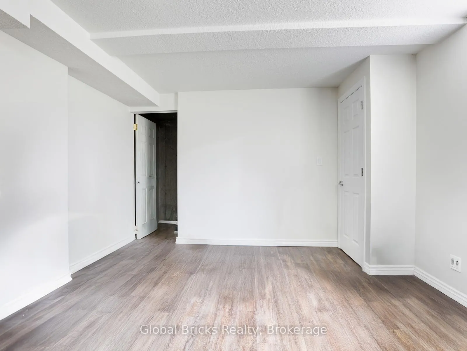Photo 31 of 11 Pebblecreek Drive S, Kitchener — HOMEH