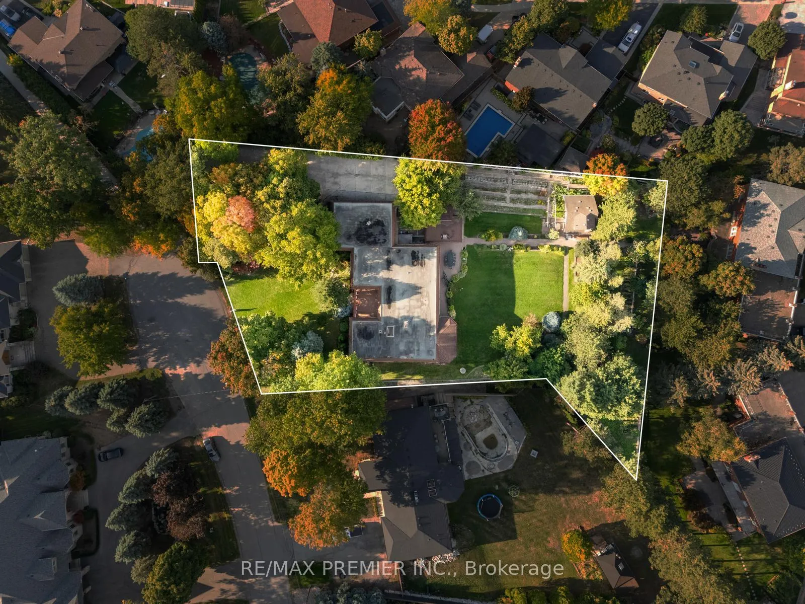 Photo 1 of 261 Sylvadene Parkway, Vaughan, East Woodbridge — HOMEH