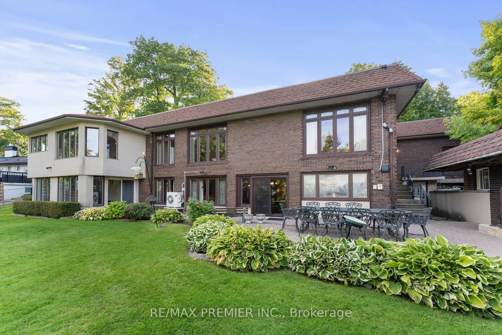 Photo 2 of 261 Sylvadene Parkway, Vaughan, East Woodbridge — HOMEH