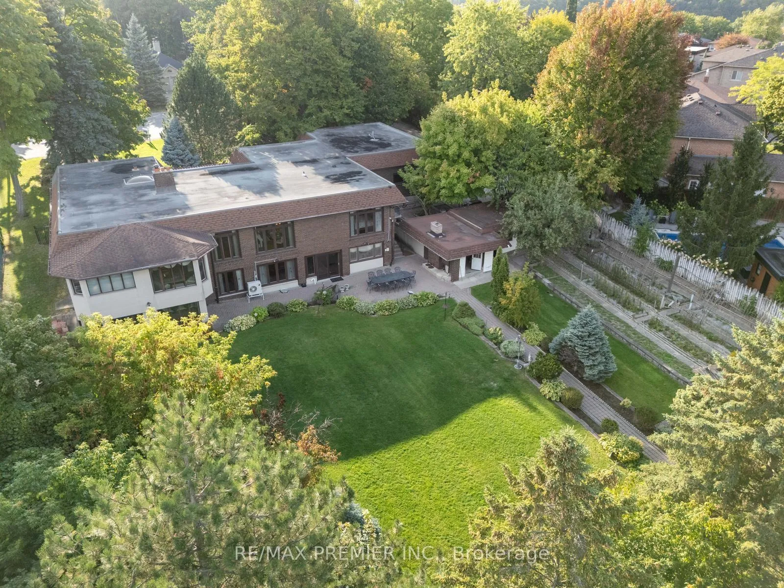 Photo 3 of 261 Sylvadene Parkway, Vaughan, East Woodbridge — HOMEH