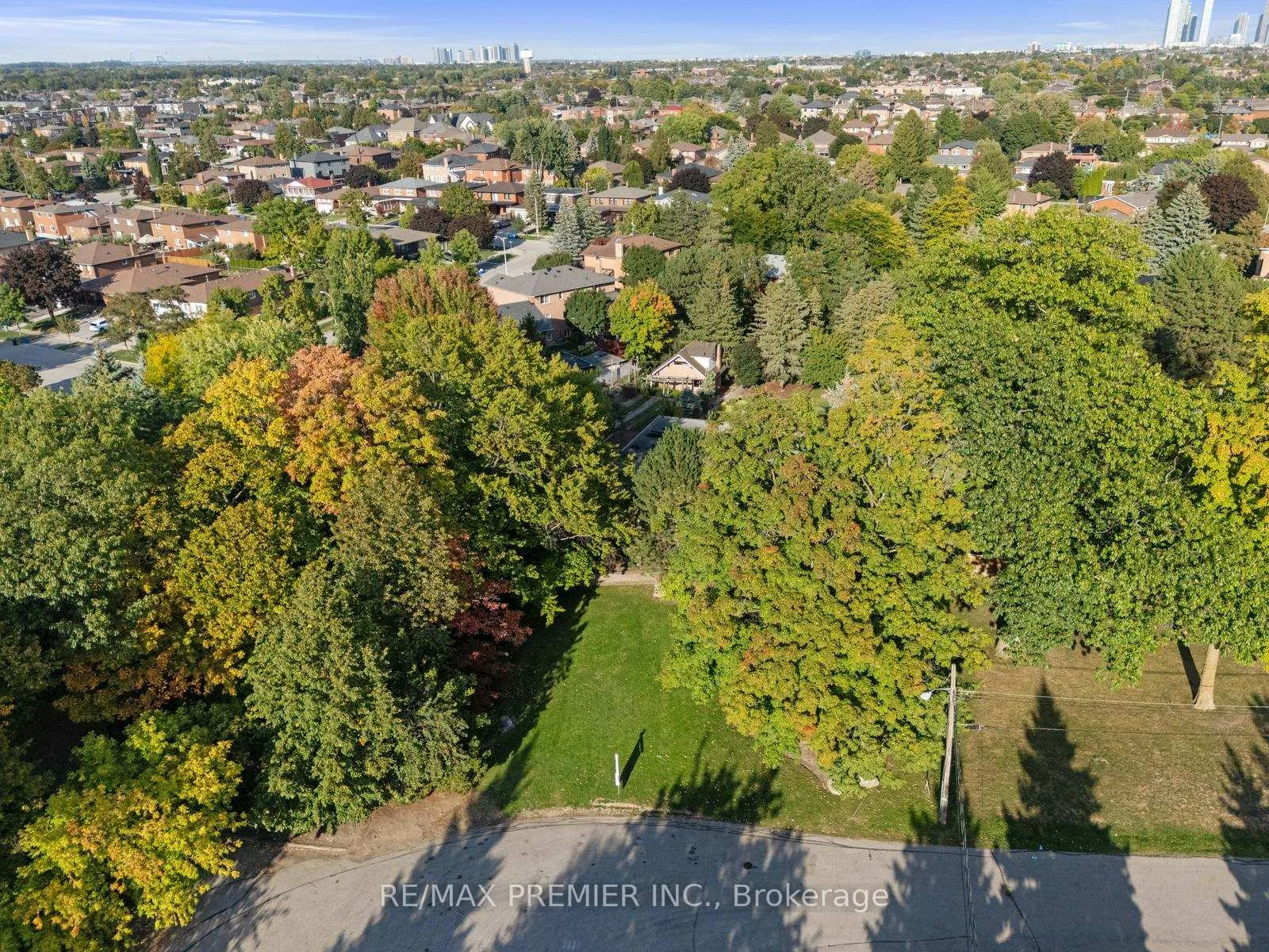 Photo 4 of 261 Sylvadene Parkway, Vaughan, East Woodbridge — HOMEH