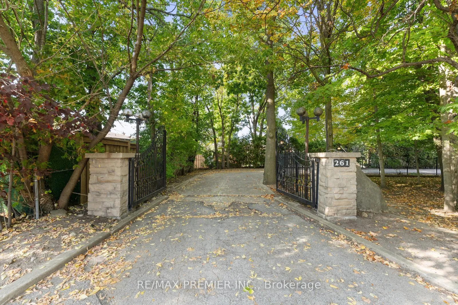 Photo 5 of 261 Sylvadene Parkway, Vaughan, East Woodbridge — HOMEH