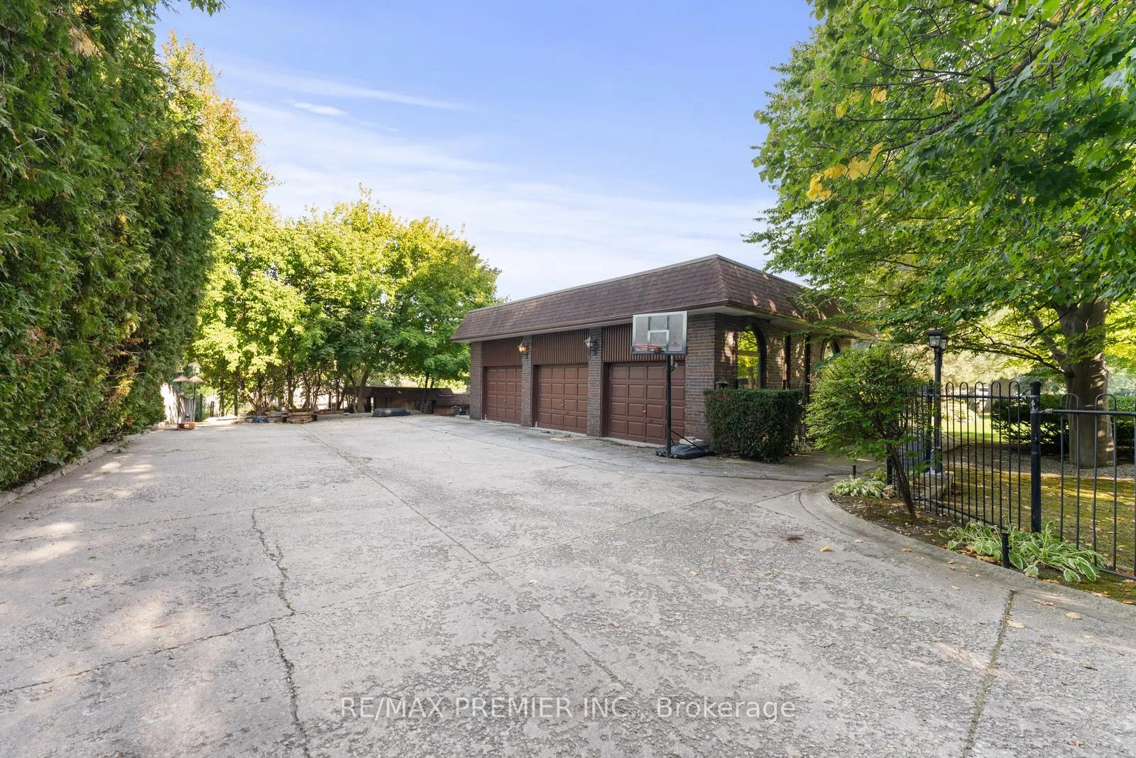Photo 6 of 261 Sylvadene Parkway, Vaughan, East Woodbridge — HOMEH