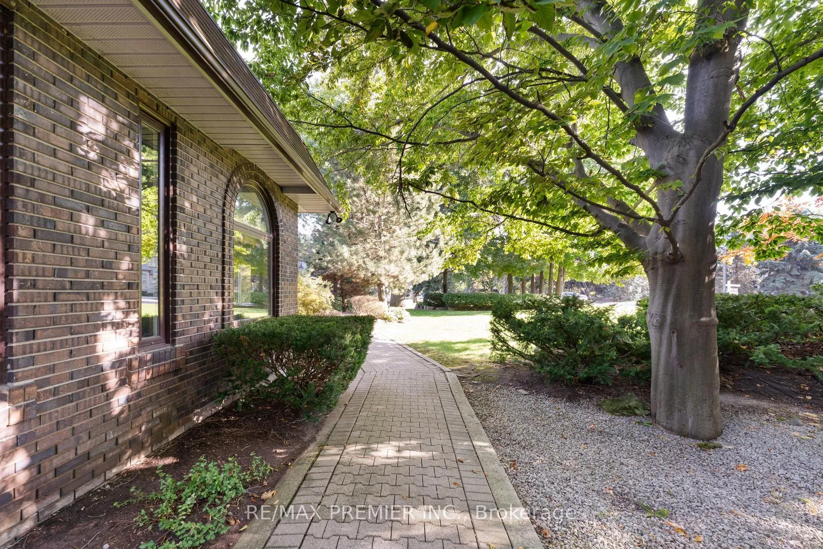 Photo 8 of 261 Sylvadene Parkway, Vaughan, East Woodbridge — HOMEH