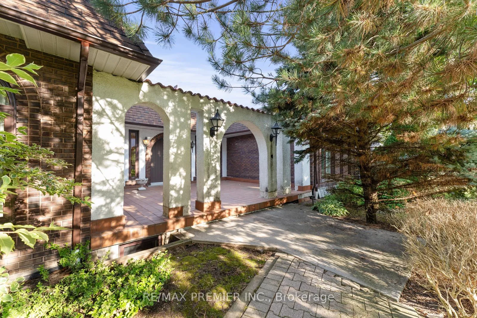 Photo 9 of 261 Sylvadene Parkway, Vaughan, East Woodbridge — HOMEH