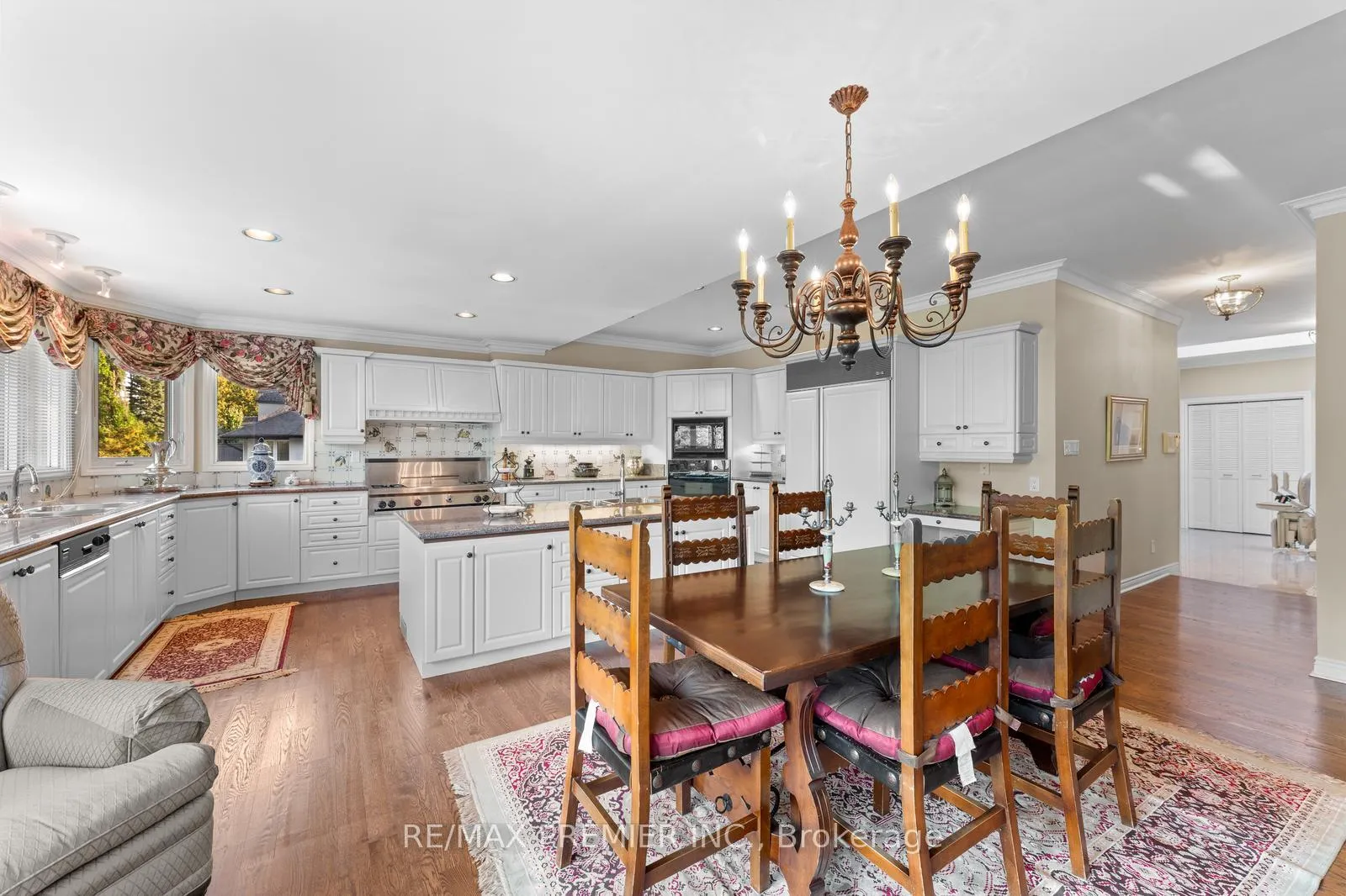 Photo 16 of 261 Sylvadene Parkway, Vaughan, East Woodbridge — HOMEH