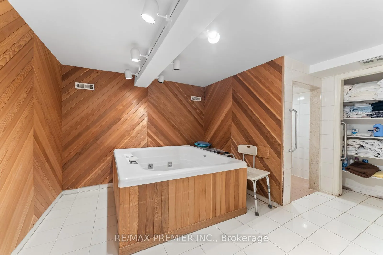 Photo 37 of 261 Sylvadene Parkway, Vaughan, East Woodbridge — HOMEH