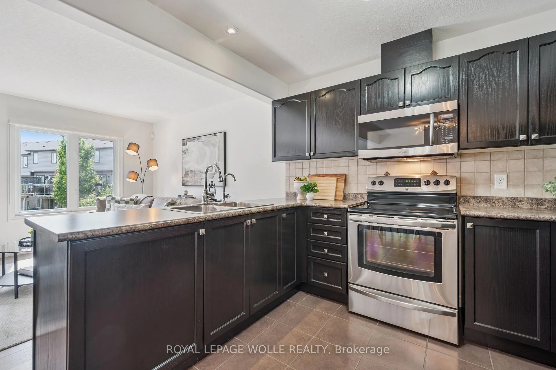 Photo 10 of 503 Windflower Crescent, Kitchener — HOMEH
