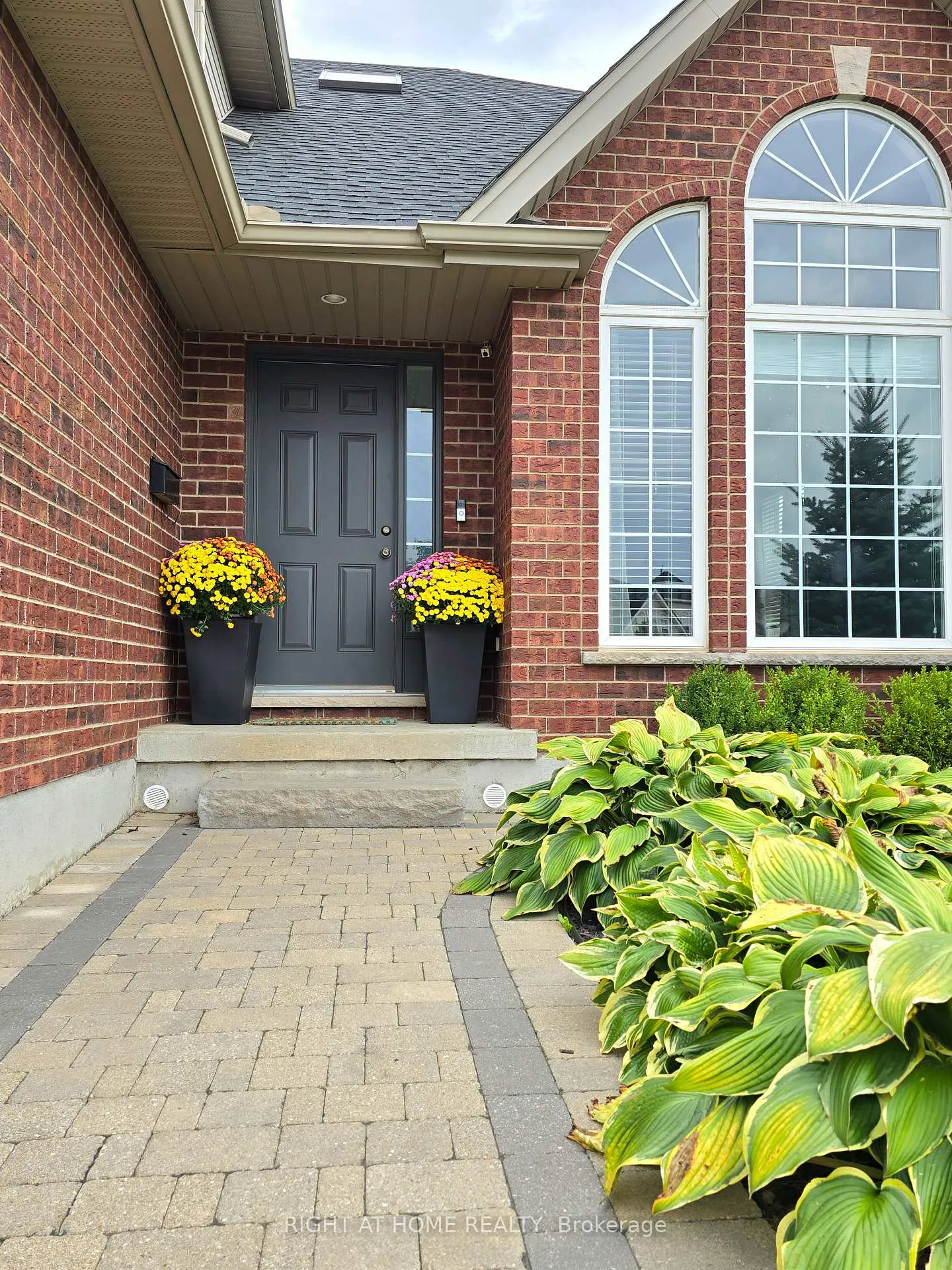 Photo 2 of 520 Pine Hollow Court, Kitchener — HOMEH