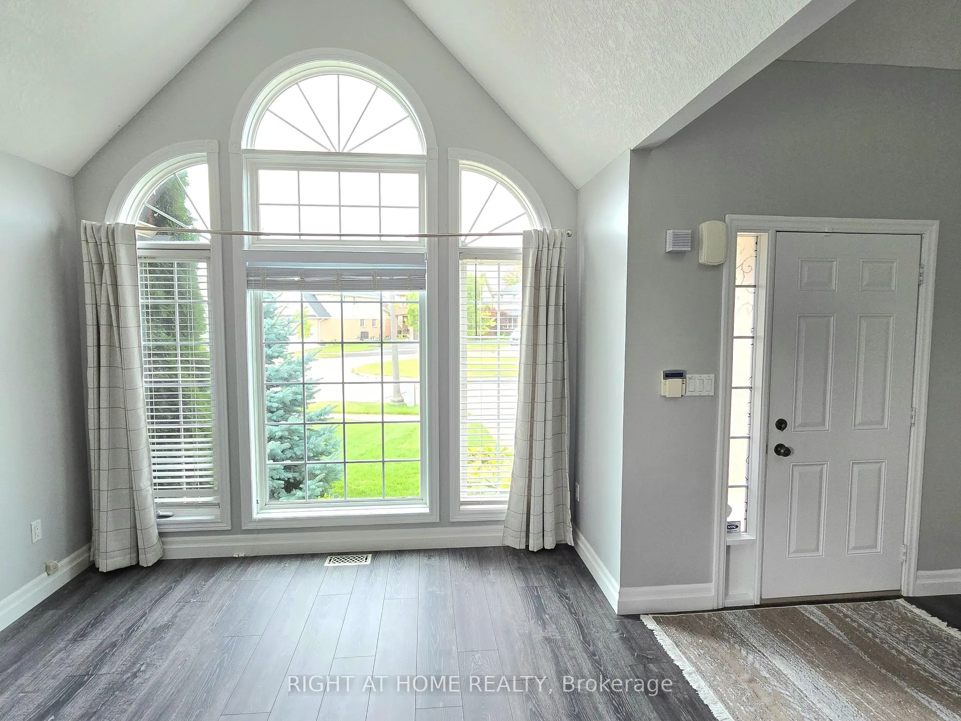 Photo 3 of 520 Pine Hollow Court, Kitchener — HOMEH