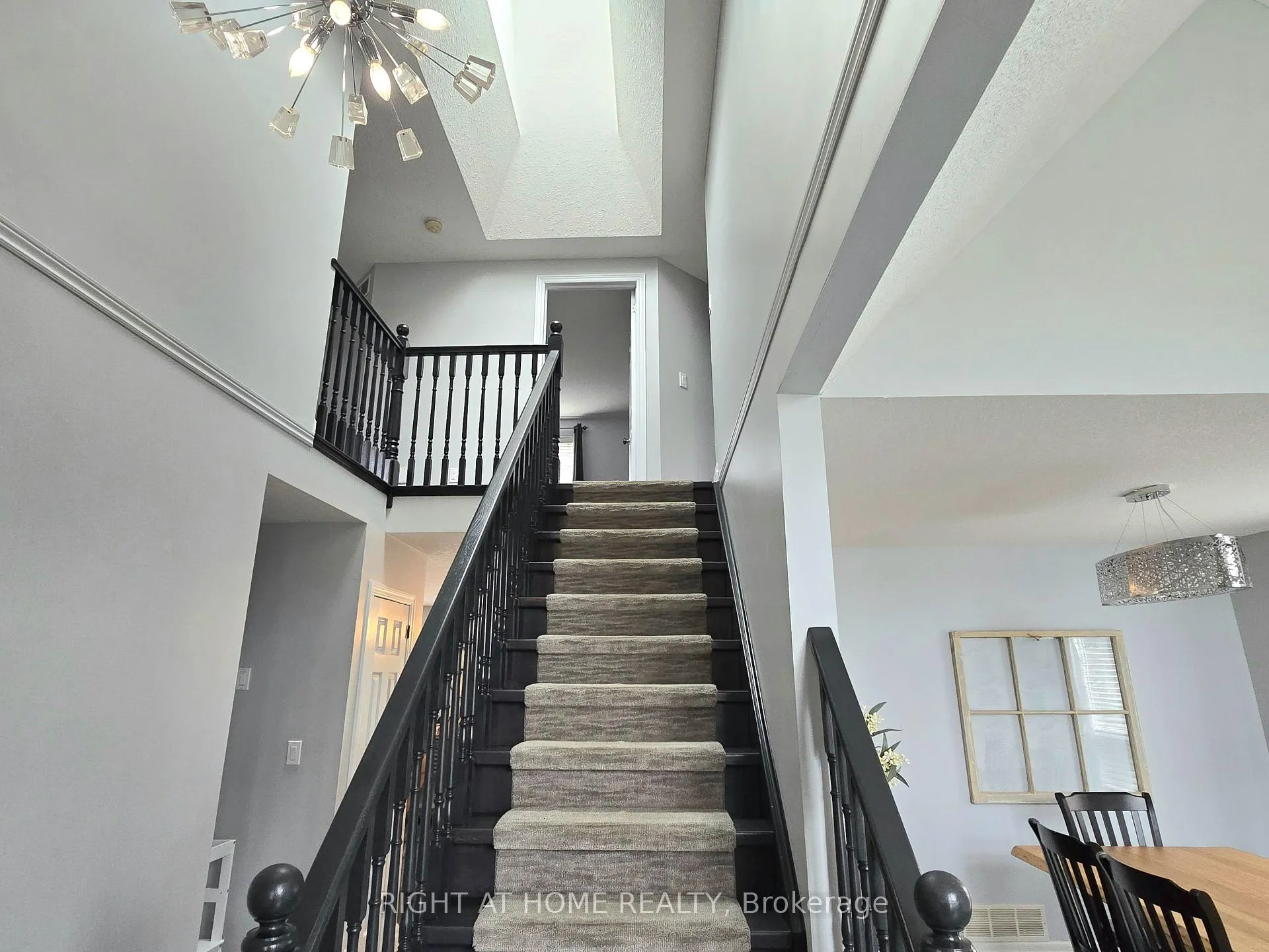 Photo 4 of 520 Pine Hollow Court, Kitchener — HOMEH