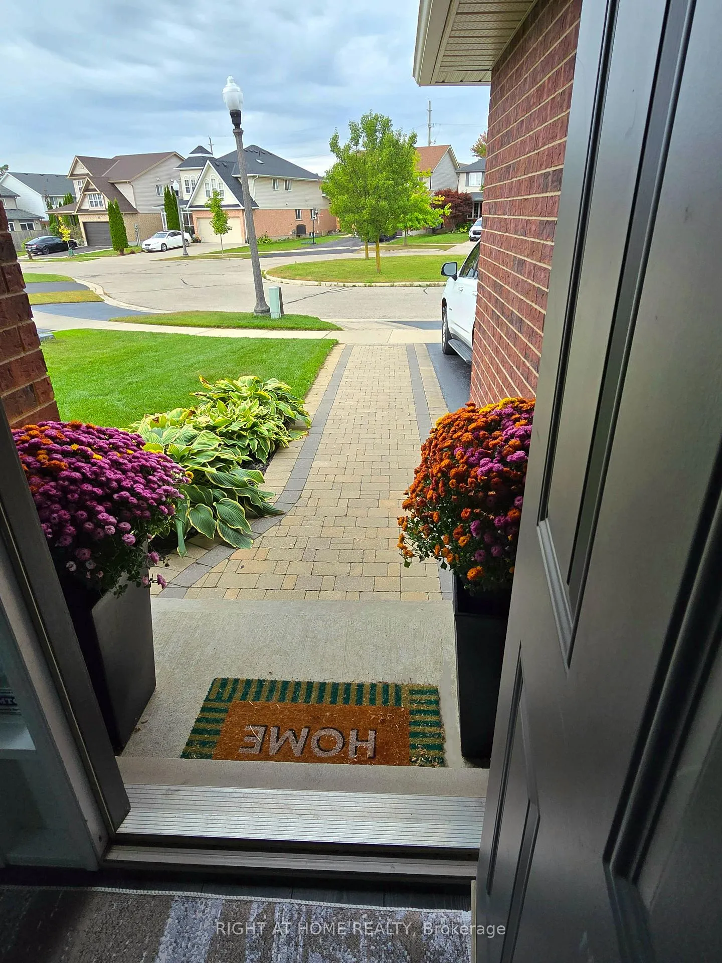Photo 5 of 520 Pine Hollow Court, Kitchener — HOMEH