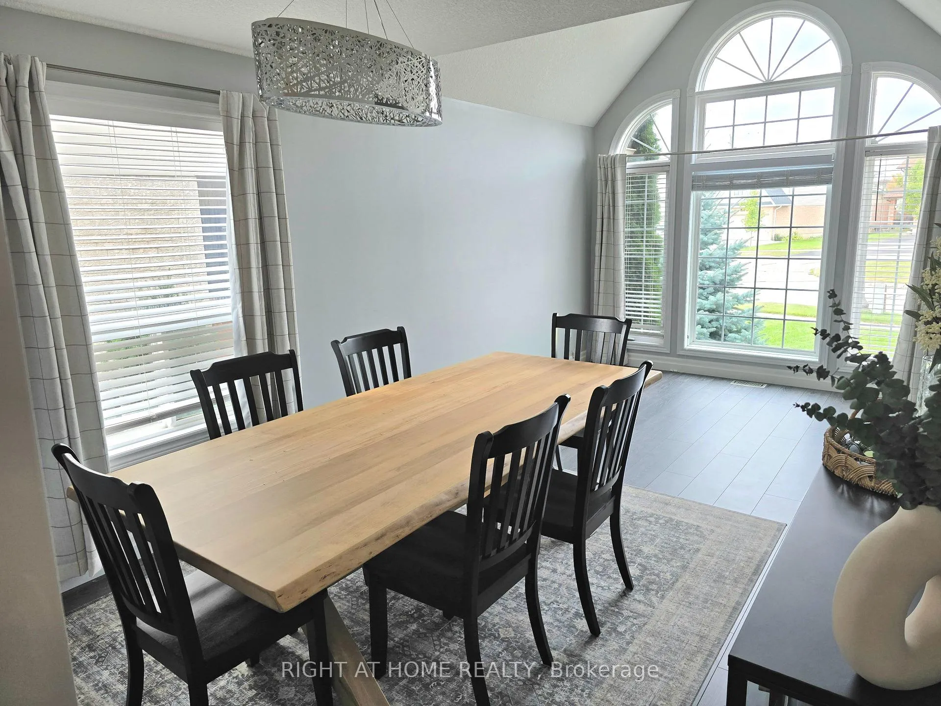 Photo 6 of 520 Pine Hollow Court, Kitchener — HOMEH