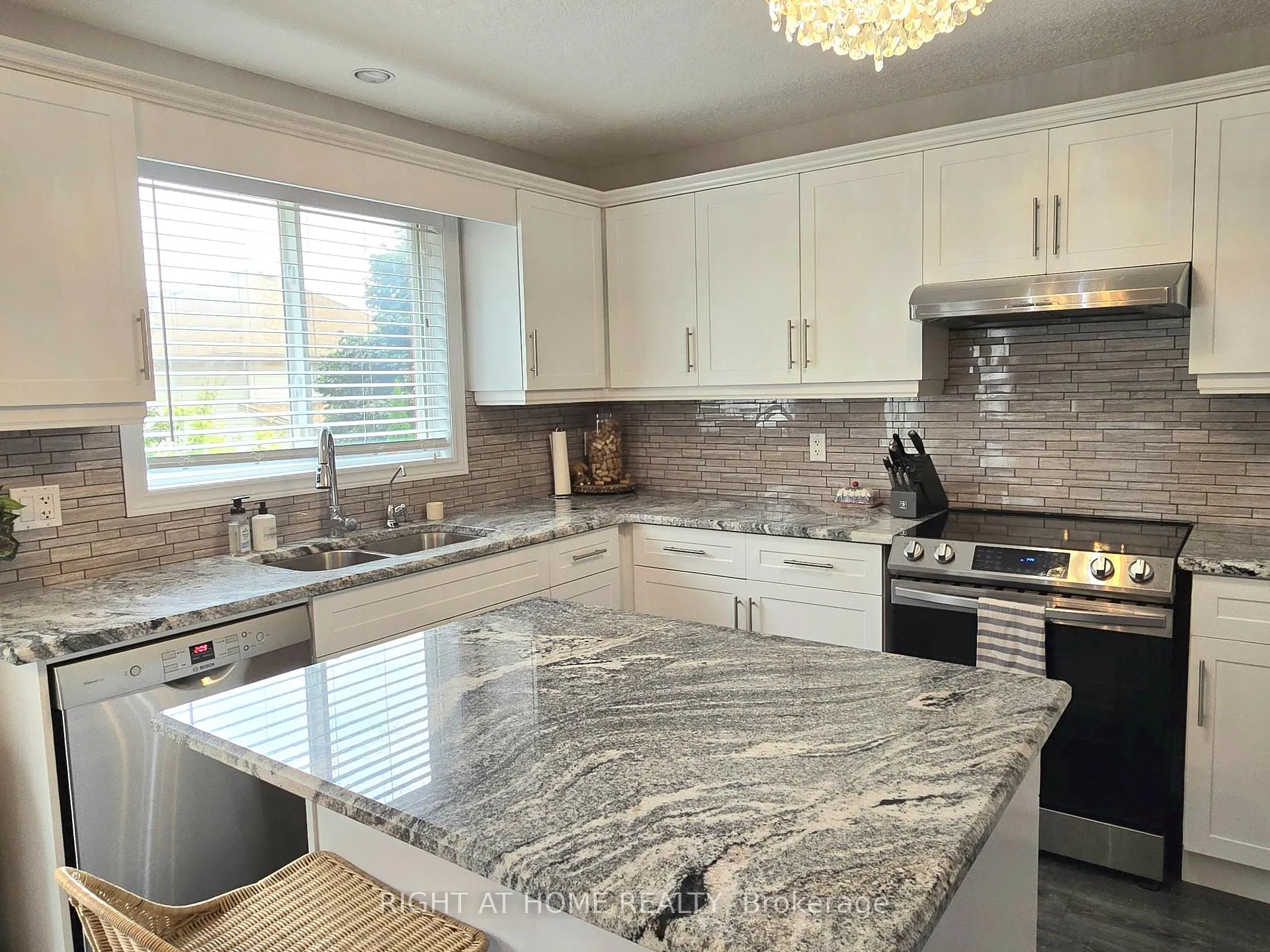 Photo 8 of 520 Pine Hollow Court, Kitchener — HOMEH