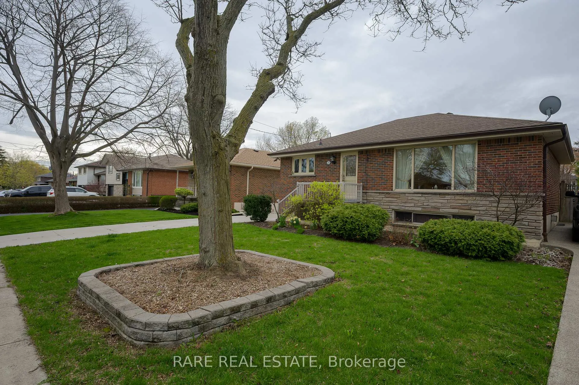 Photo 2 of 34 Carmen Avenue, Hamilton, Macassa — HOMEH