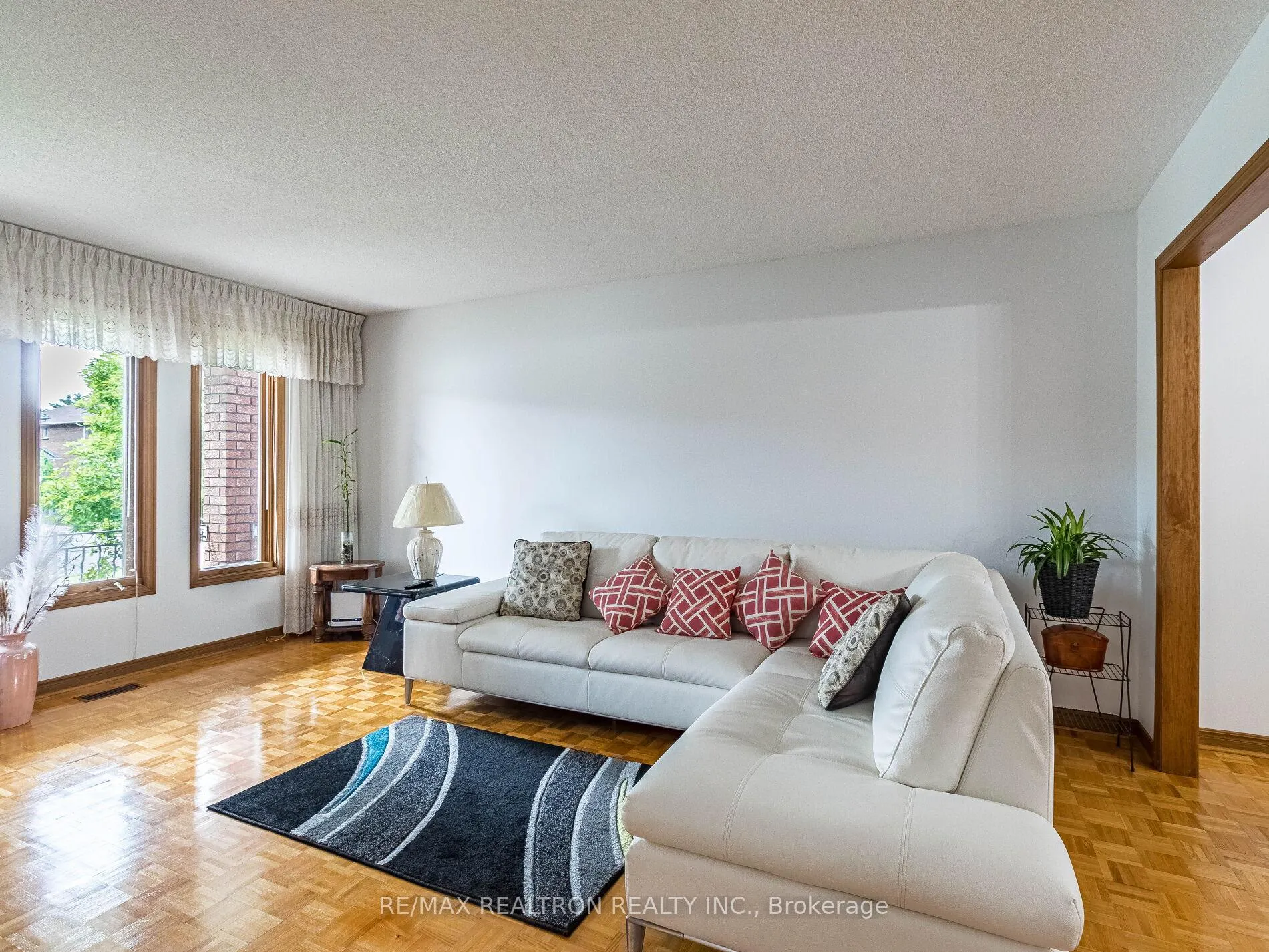 Photo 3 of 66 Nimbus Place, Vaughan, East Woodbridge — HOMEH