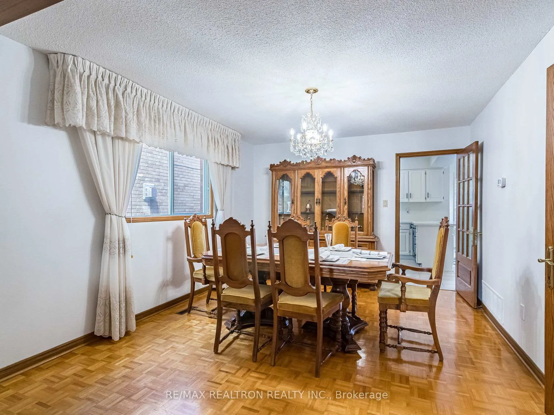 Photo 5 of 66 Nimbus Place, Vaughan, East Woodbridge — HOMEH