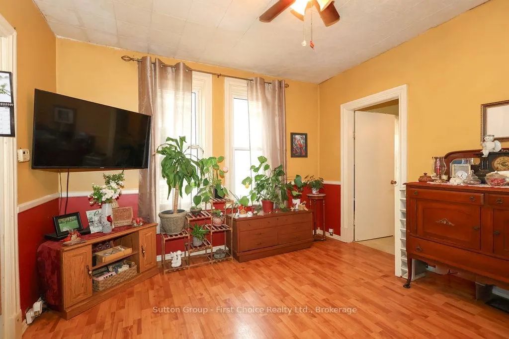 Photo 10 of 26 Mowat Street, Stratford — HOMEH