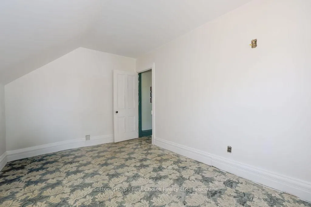 Photo 16 of 26 Mowat Street, Stratford — HOMEH