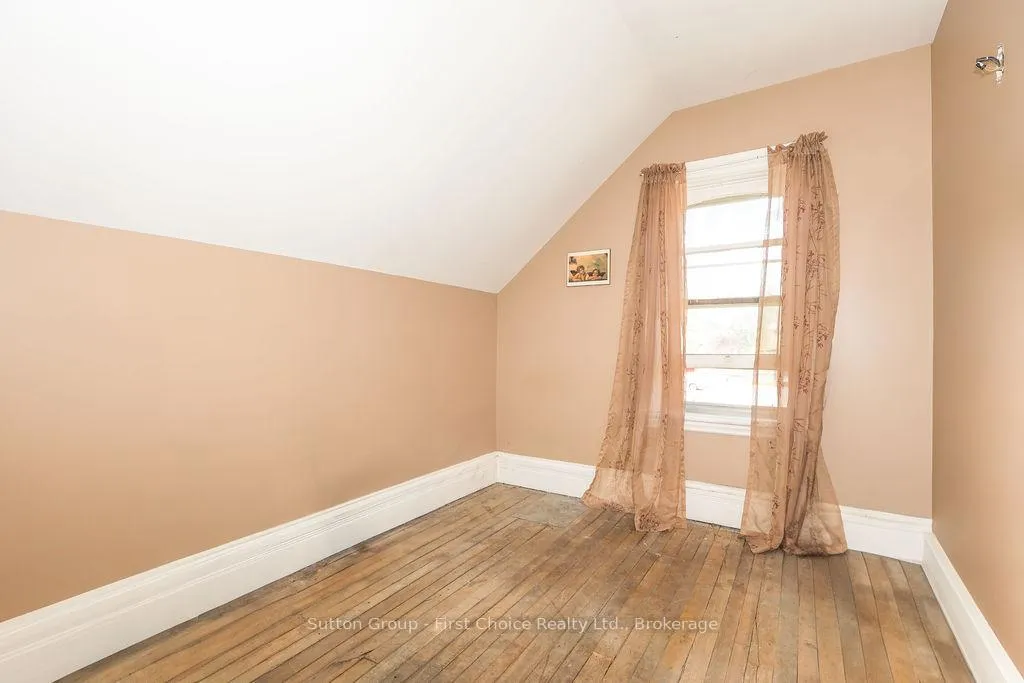 Photo 17 of 26 Mowat Street, Stratford — HOMEH