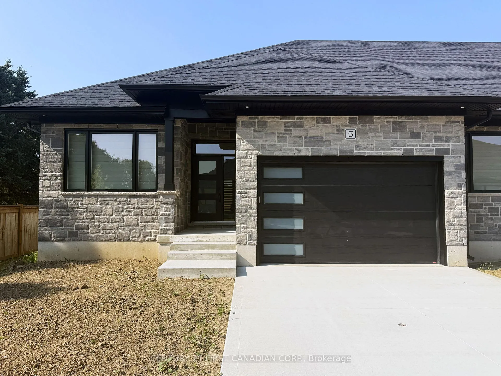 Photo 1 of Unit 5, 32 Postma Crescent, North Middlesex, Alisa Craig — HOMEH