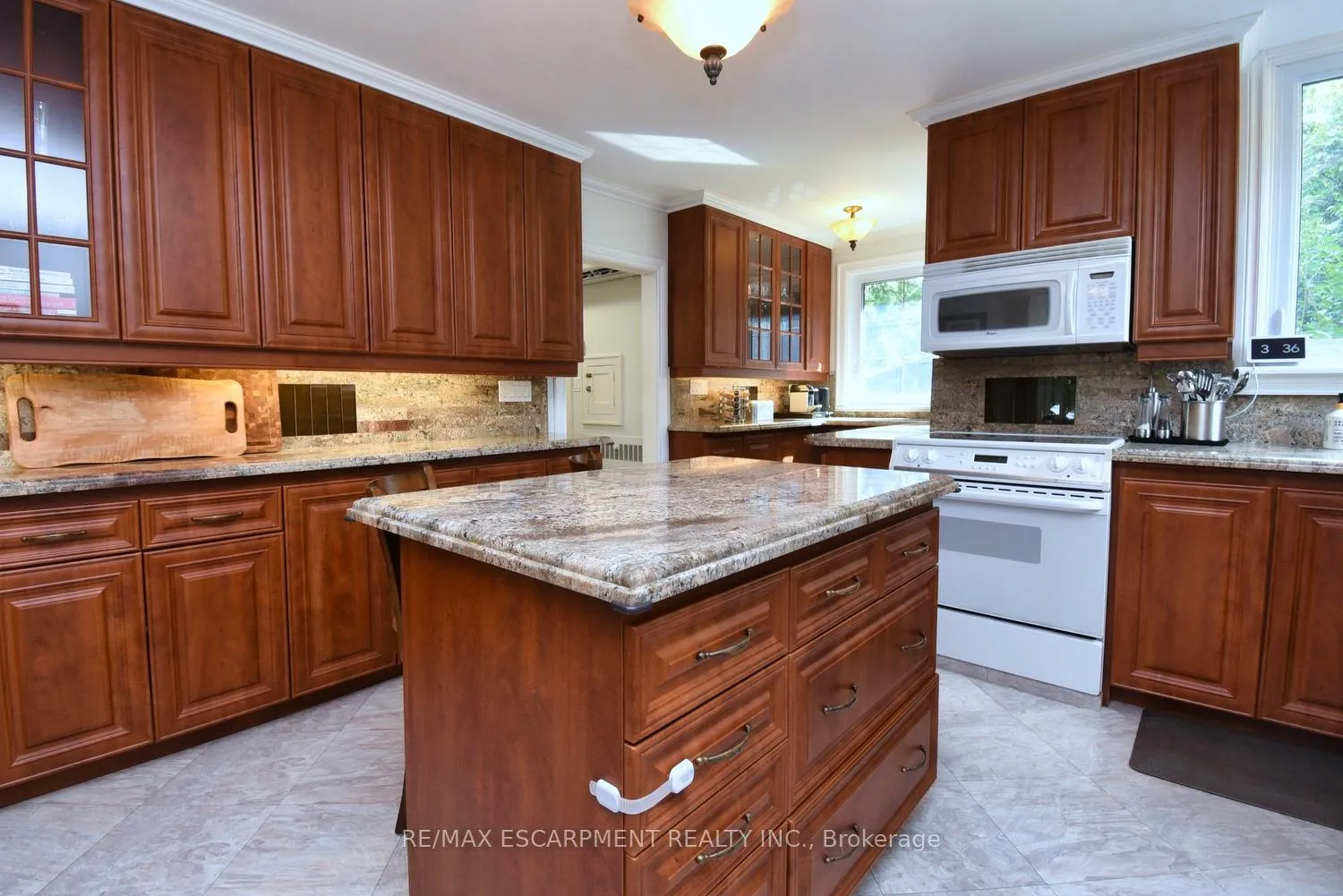 Photo 13 of 200 Concession Street, Hamilton, Centremount — HOMEH