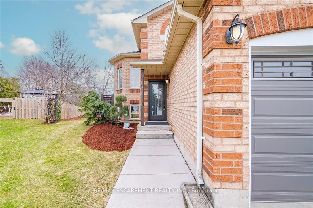 Photo 3 of 46 Pentland Road, Hamilton, Waterdown — HOMEH