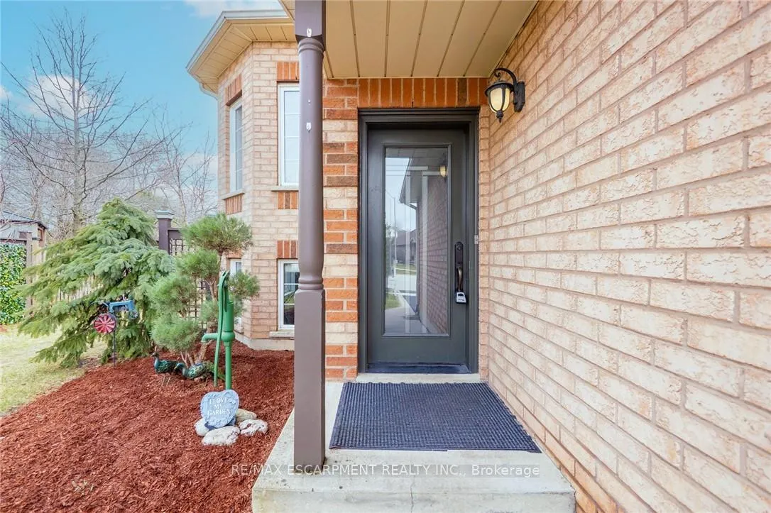 Photo 4 of 46 Pentland Road, Hamilton, Waterdown — HOMEH