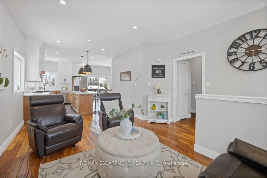 Photo 11 of 46 Pentland Road, Hamilton, Waterdown — HOMEH