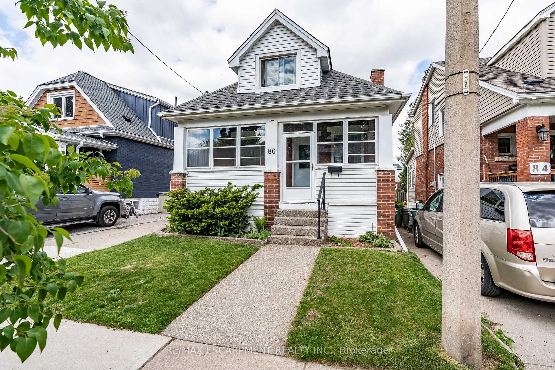 Photo 2 of 86 Graham Avenue S, Hamilton, Delta — HOMEH
